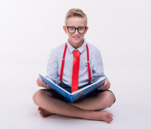 Junge mit Buch